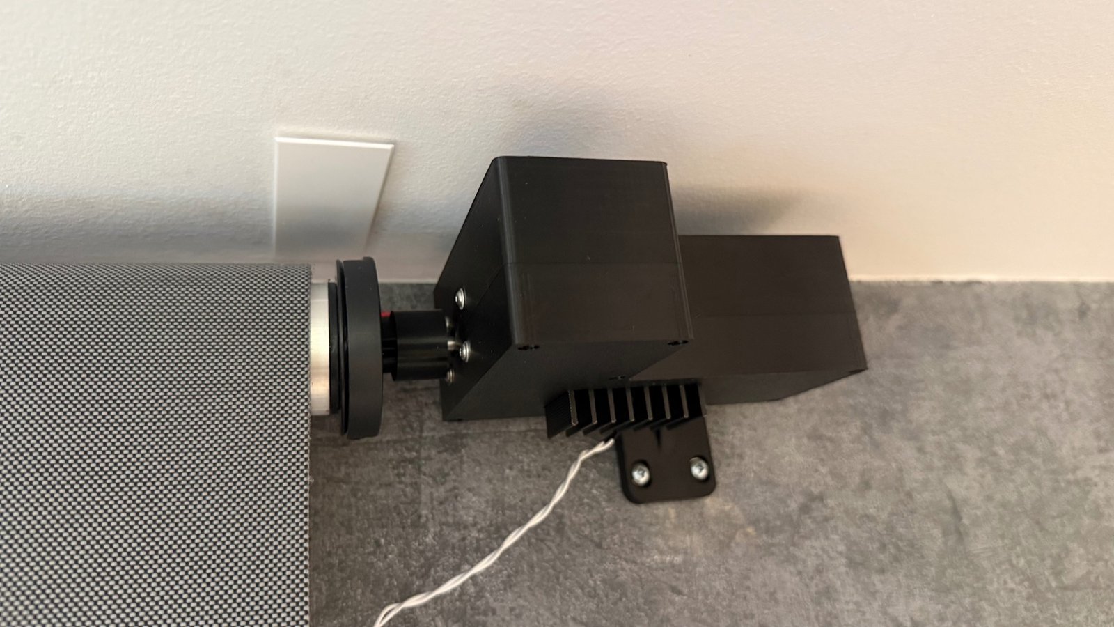Mecanismo motorizado del estor HomeKit instalado junto al eje