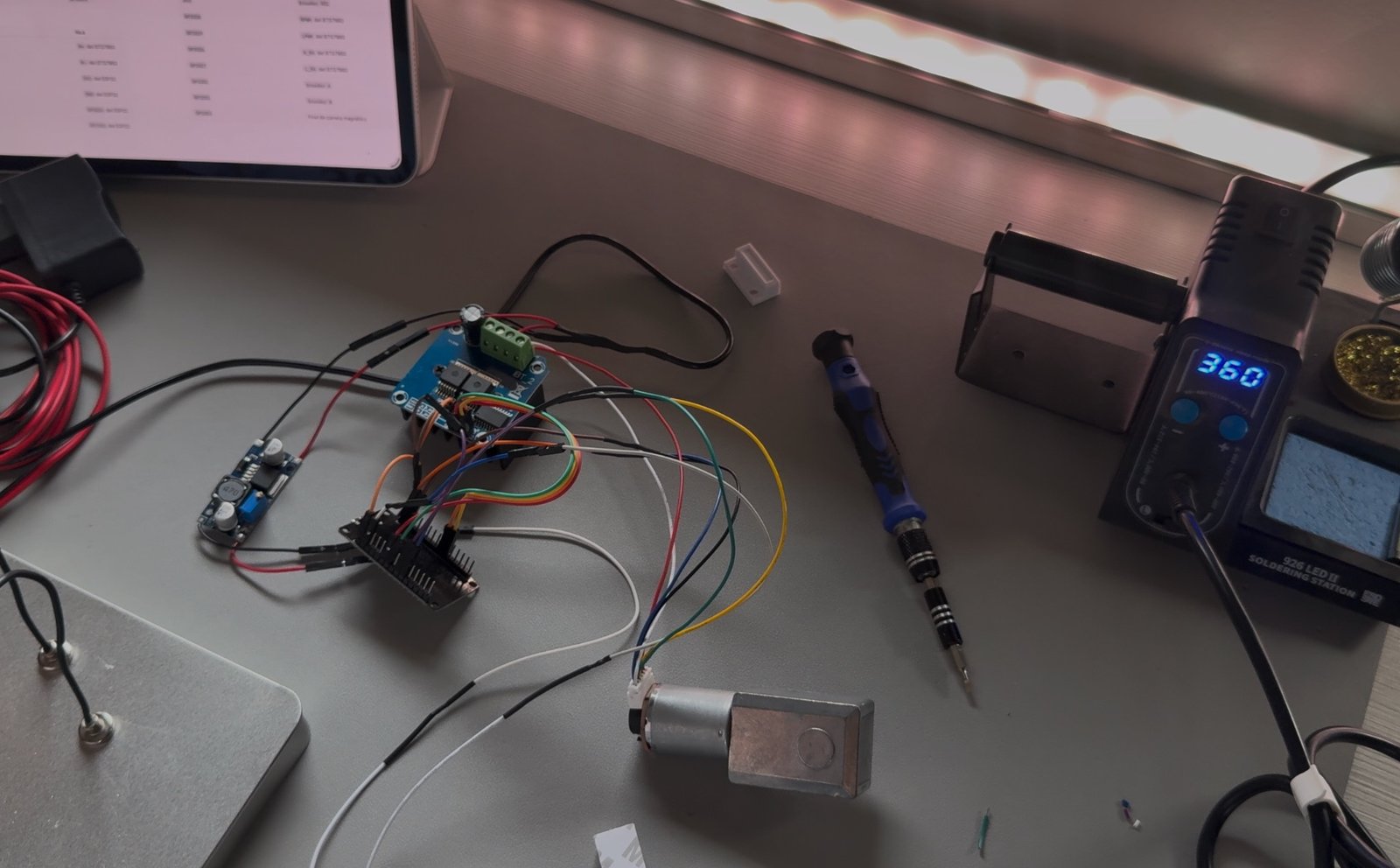 Pruebas de la electrónica y el motor del estor sobre la mesa de trabajo