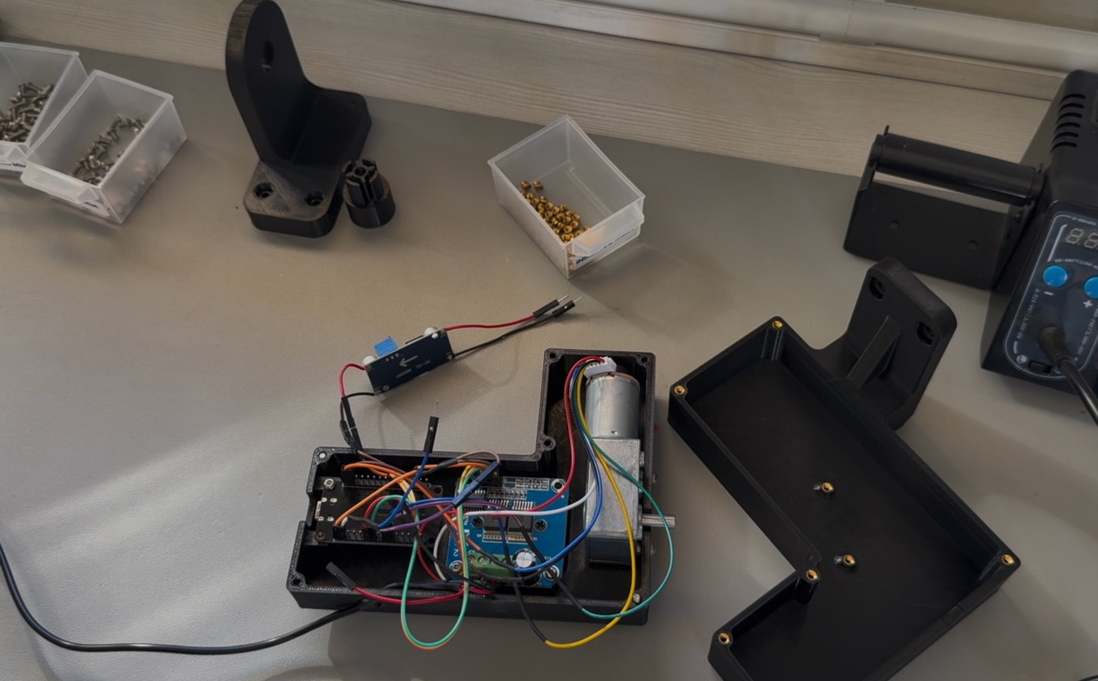 Montaje de la electrónica, motor y cableado dentro de la carcasa impresa en 3D