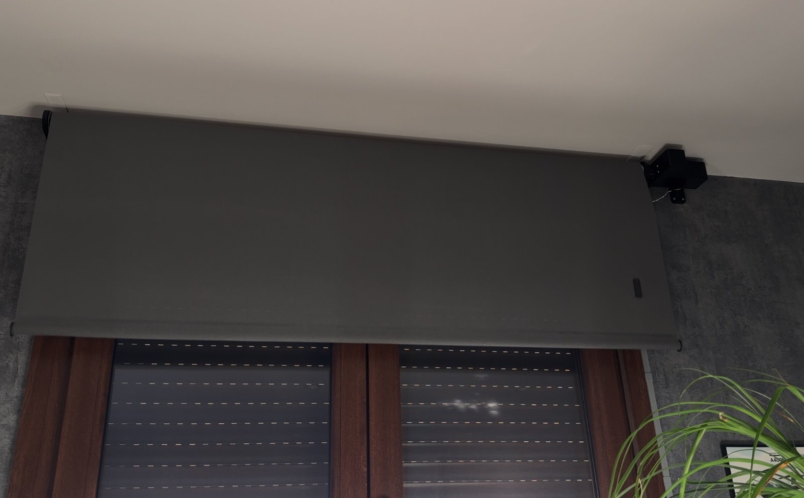Estor inteligente terminado e instalado sobre la ventana